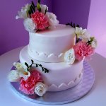 tort weselny biały z kwiatami